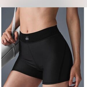 ALO Yoga Women's Black Bike Shorts